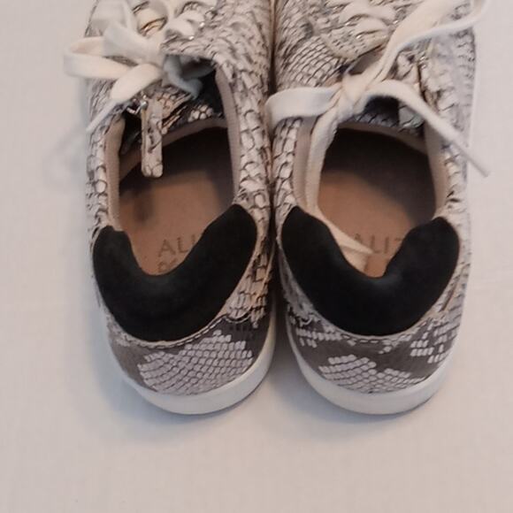 Naturalizer Women's Size 8M snakeskin embossed leather low top sneakers. Comfy - Picture 5 of 7
